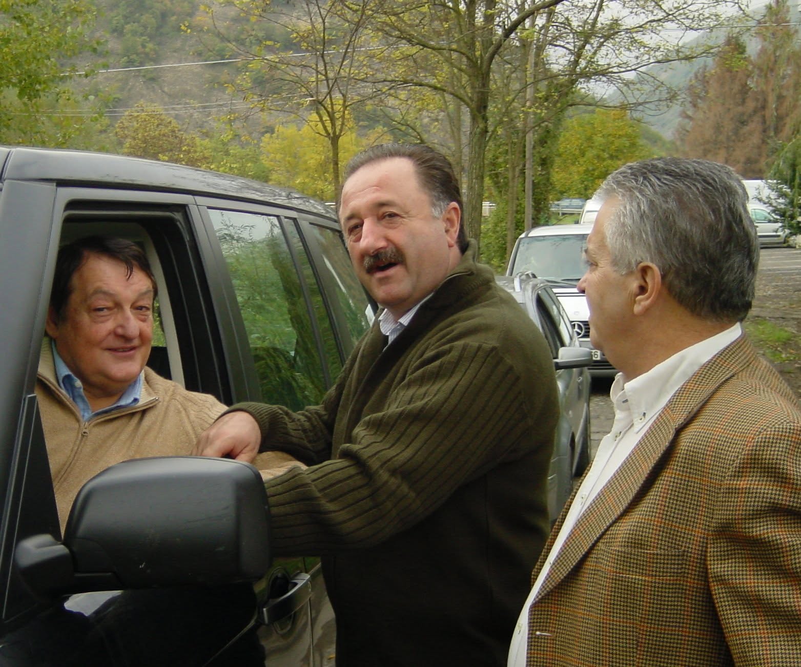 Claudio con amici accanto a un'auto