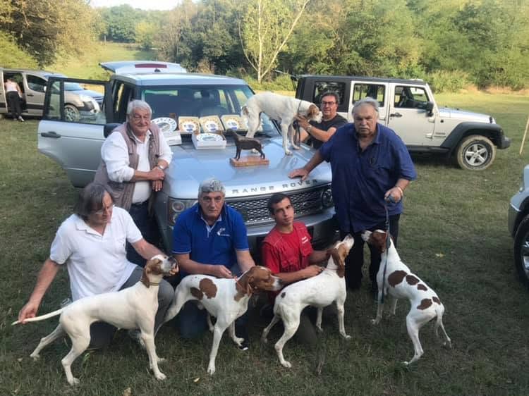 Foto d'archivio con persone, Pointer e riconoscimenti della Scuderia della Cervara