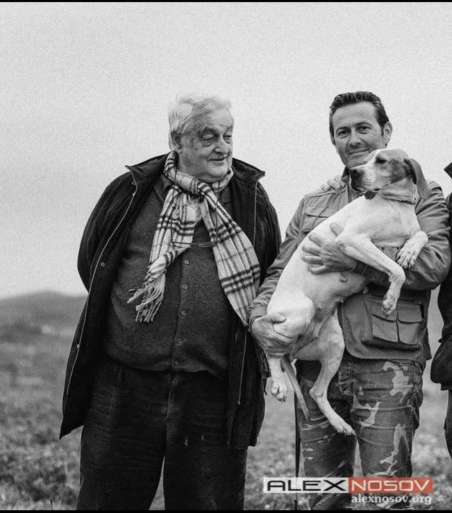Foto in bianco e nero con un Pointer durante una giornata sul campo