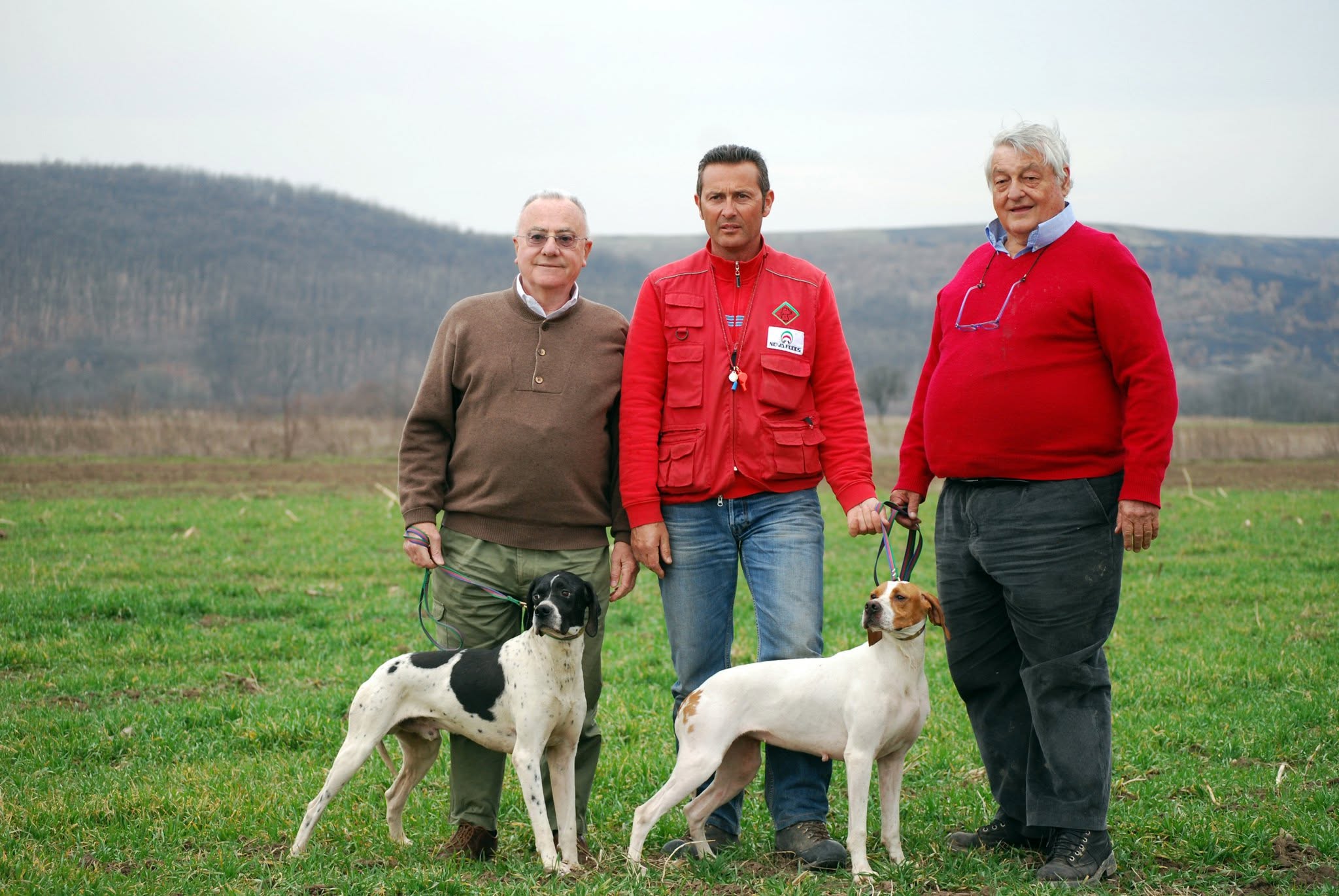 Tre persone con due Pointer sul campo