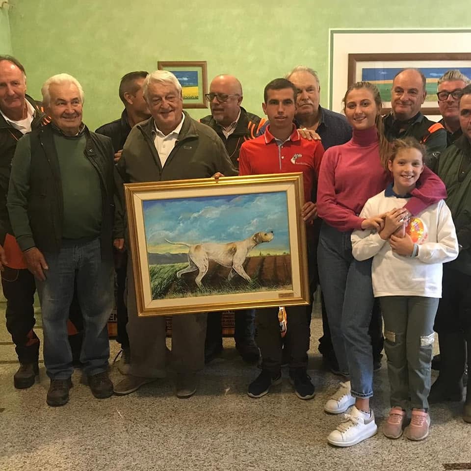 Claudio Macchiavelli con amici e un quadro di Pointer